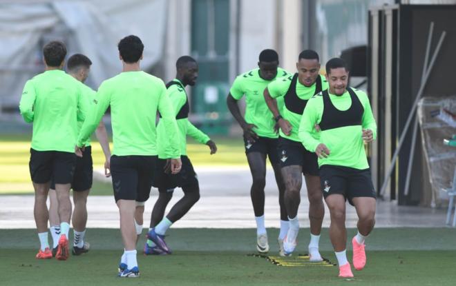 Los futbolistas del Real Betis en un reciente entrenamiento (foto: Kiko Hurtado).