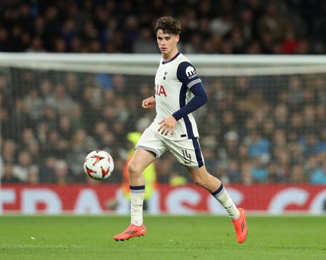 Archie Gray, jugando con el Tottenham (Foto: Cordon Press).