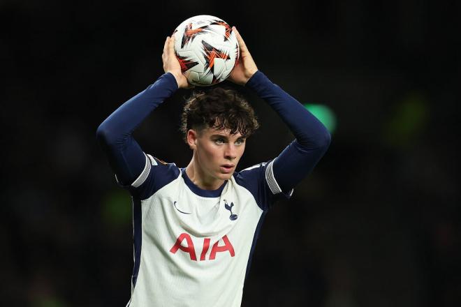 Archie Gray, jugando con el Tottenham (Foto: Cordon Press).