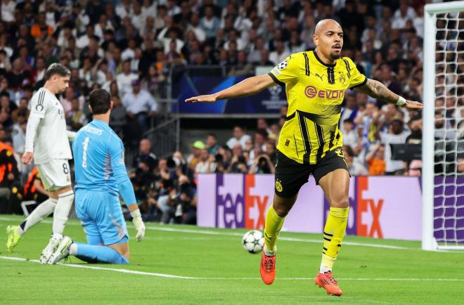 Malen celebrando el gol ante el Real Madrid (Cordon Press)