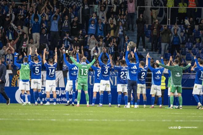 Los jugadores del Oviedo celebran la victoria ante el Mirandés. (Foto: LALIGA)