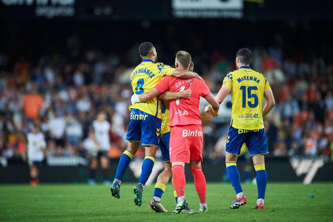 Los jugadores de Las Palmas celebran el triunfo en Mestalla (Foto: Cordon Press).