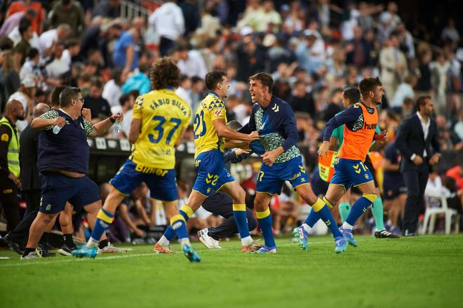 Los jugadores de Las Palmas celebran el triunfo en Mestalla (Foto: Cordon Press).