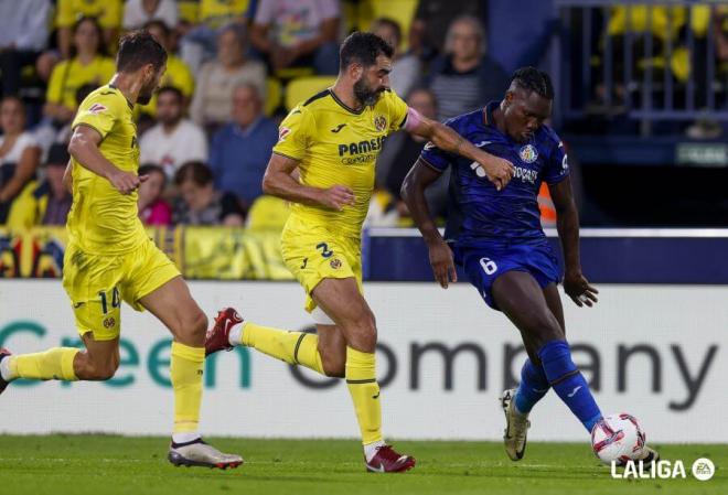 Chrisantus Uche pelea un balón con Raúl Albiol en el Villarreal-Getafe (Foto: LALIGA).