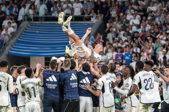 Toni Kroos, manteado por sus compañeros en su último partido en el Bernabéu (Foto: Europa Press)