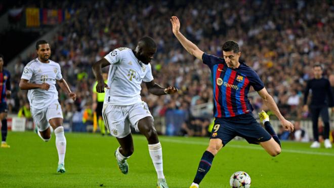 Lewandowski frente a Upamecano (Foto: Cordon Press)