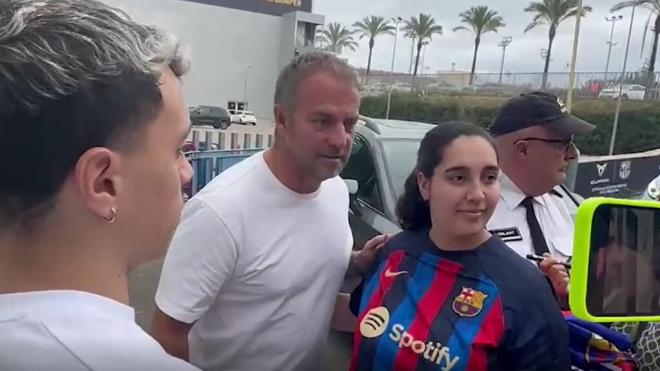 Hansi Flick posa con una aficionada del Barça (Foto: ElDesmarque)