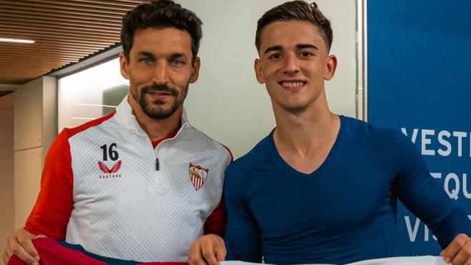 El intercambio de camisetas entre Jesús Navas y Gavi (@SevillaFC)