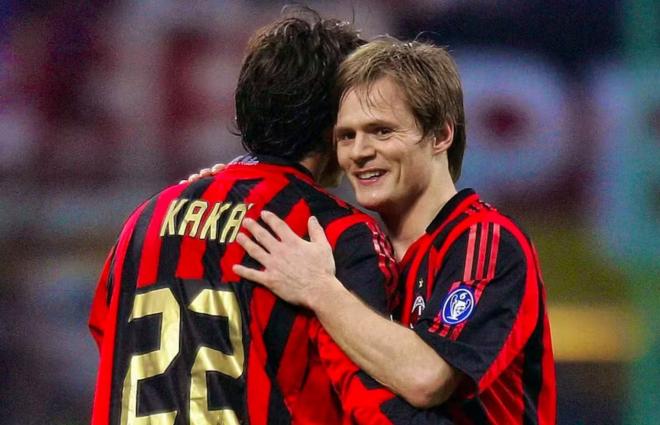 Johann Vogel se abraza a Kaká en un partido del Milan (Foto: Cordon Press).