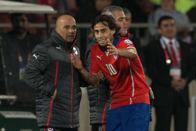 Jorge Valdivia, con Sampaoli durante un partido de Chile (Foto: Cordon Press).