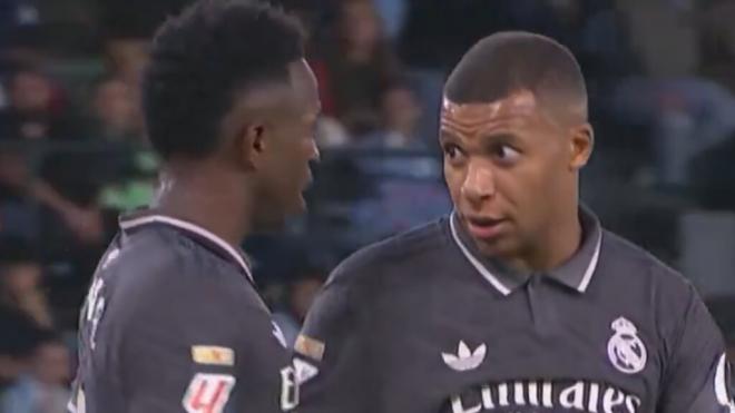 Mbappé y Vinicius durante el partido contra el Celta (Captura de 'DAZN')