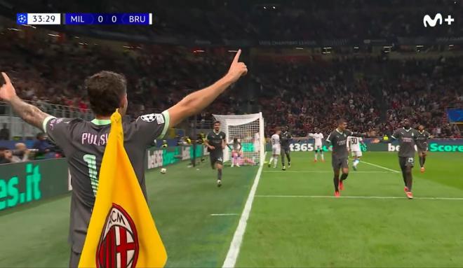 Pulisic celebra su gol en el Milan-Brujas.