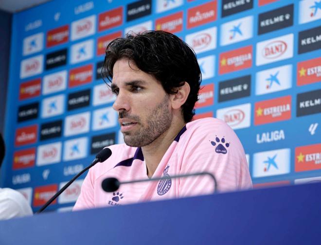 Cabrera saludando a la afición del Espanyol después de un partido (Foto: Cordon Press).