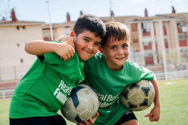 Dos pequeños en la escuela (foto: RBB).