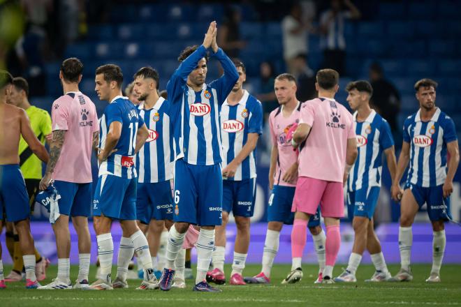 Cabrera saludando a la afición del Espanyol después de un partido (Foto: Cordon Press).