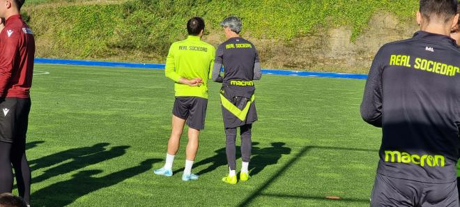 Mikel Oyarzabal e Imanol comparten confidencias durante un entrenamiento en Zubieta (Foto: ELDESMARQUE).