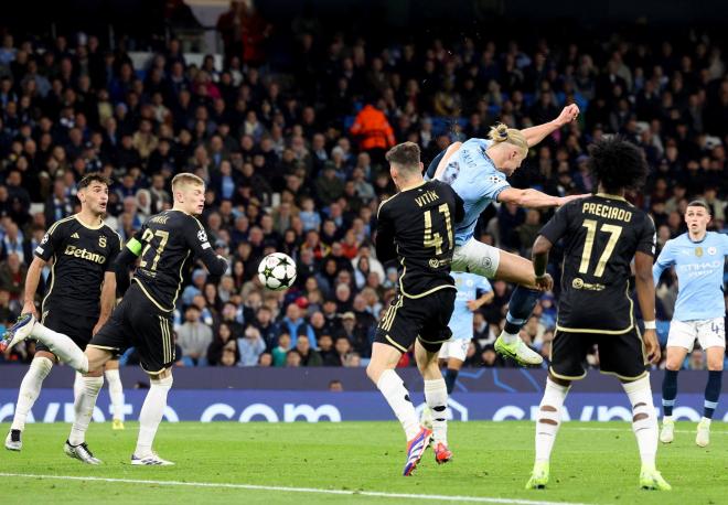 Erling Haaland marcando un gol acrobático ante el Sparta de Praga (Foto: EFE).