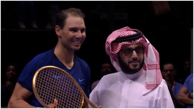 La raqueta de oro que le regalaron a Rafa Nadal, por su despedida, en Arabia Saudí. (Fuente: X)