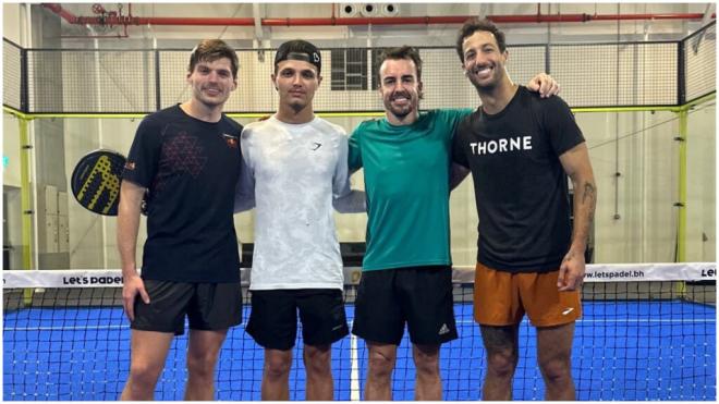 Fernando Alonso jugando al pádel junto a Max Verstappen, Lando Norris y Daniel Ricciardo. (Fuente:@fernandoalonso)