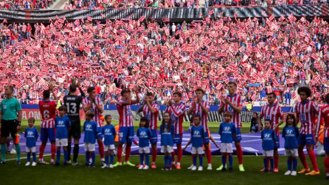 Los jugadores del Atlético de Madrid saludando a su afición (Cordon Press)