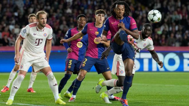 Jules Koundé intenta desviar el balón ante la presencia de Harry Kane y Pau Cubarsí (Foto: EFE).