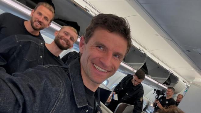 Thomas Müller junto a compañeros del Bayern de camino a Barcelona (Instagram: @esmuellert)