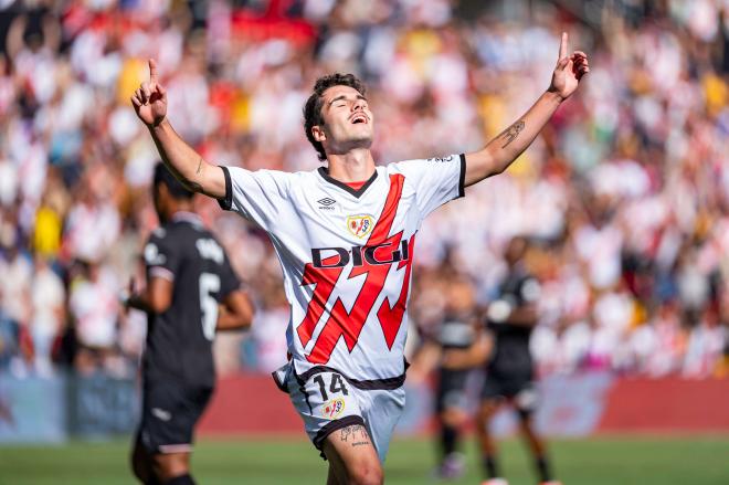 Sergio Camello celebra un gol con el Rayo Vallecano (Foto: Cordon Press).