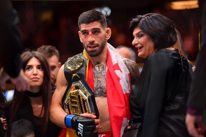 Ilia Topuria tras ser campeón de peso pluma (Foto: Cordon Press).