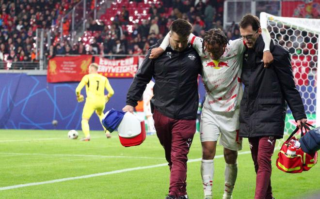 Xavi Simons se retira lesionado en el partido del Leipzig (FOTO: Cordón Press).