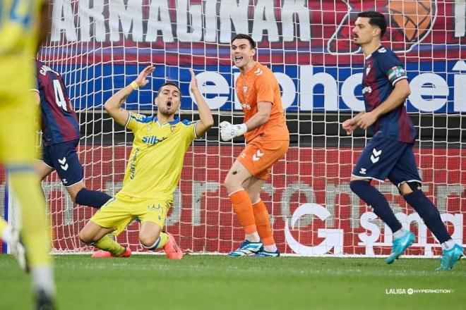 Escalante se lamenta tras un error en Éibar (Foto: LALIGA).