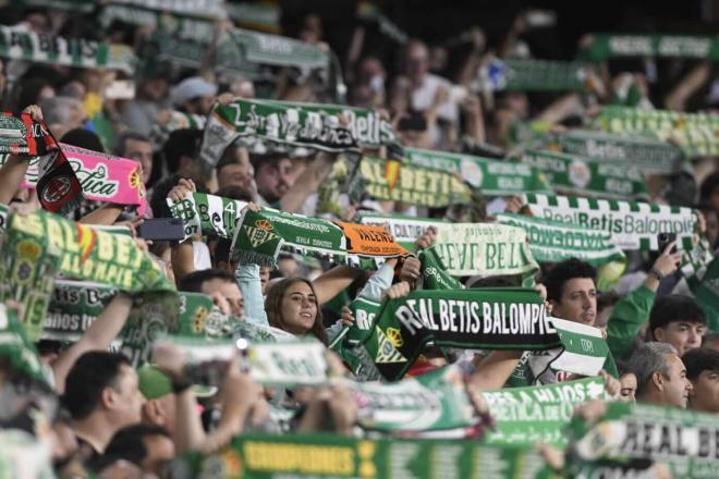 Los aficionados del Betis en el Benito Villamarín (foto: Kiko Hurtado).