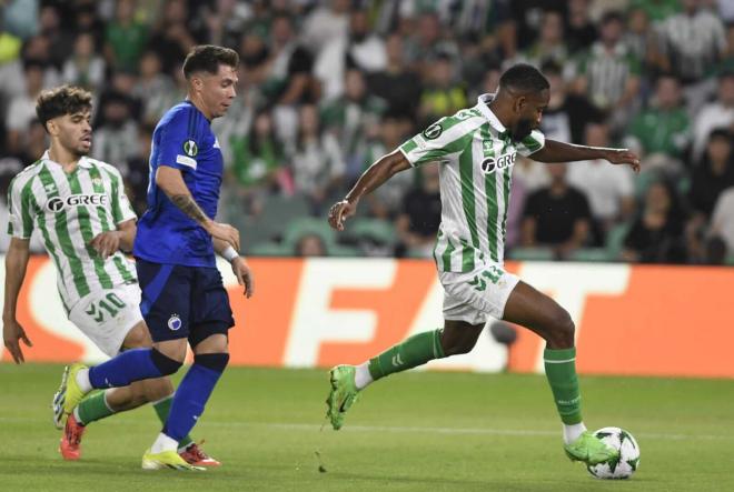 Cédric Bakambu con la pelota (foto: Kiko Hurtado).