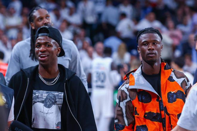 Vinicius Jr y Camavinga, en el partido del Real Madrid de Baloncesto (Foto: Cordon Press)