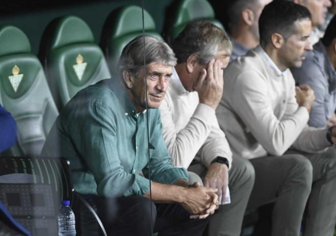 Manuel Pellegrini, en el banquillo del Villamarín (Foto: Kiko Hurtado).