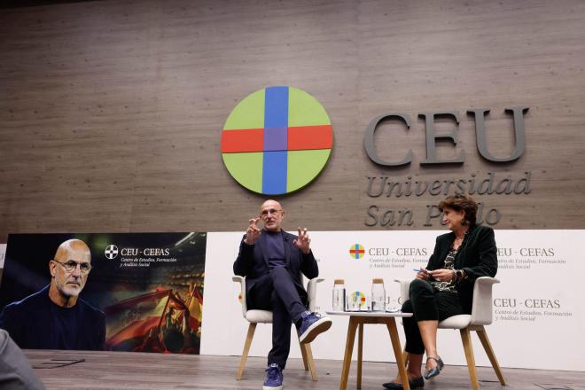 Luis de la Fuente, en una charla en la Universidad CEU San Pablo de Madrid (Foto: EFE).