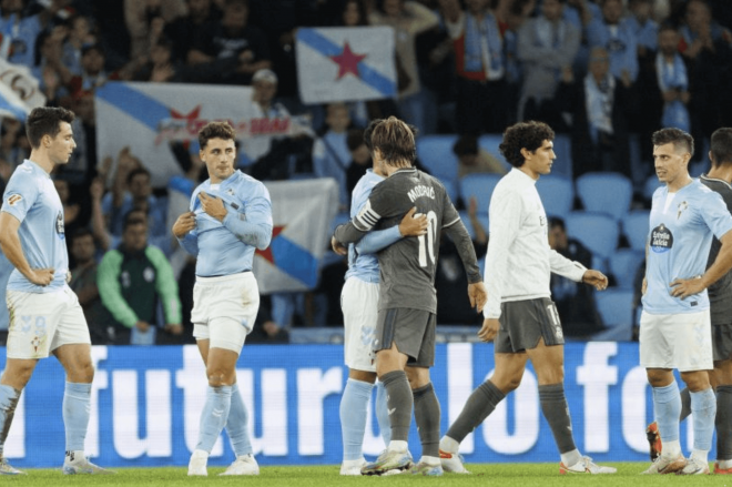 Saludos entre los jugadores durante el Celta-Real Madrid (Foto: LaLiga).