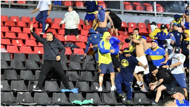 Juan Román Riquelme, presidente del Boca Juniors, interviniendo en los enfrentamientos entre la policía y los hinchas. (Fuente: X)