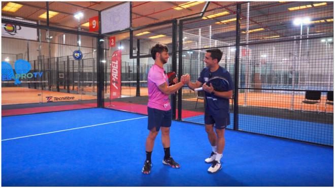 Andrés Britos con un alumno durante la clase.