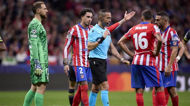 El colegiado señala penalti sobre Koke (Foto: Cordon Press)