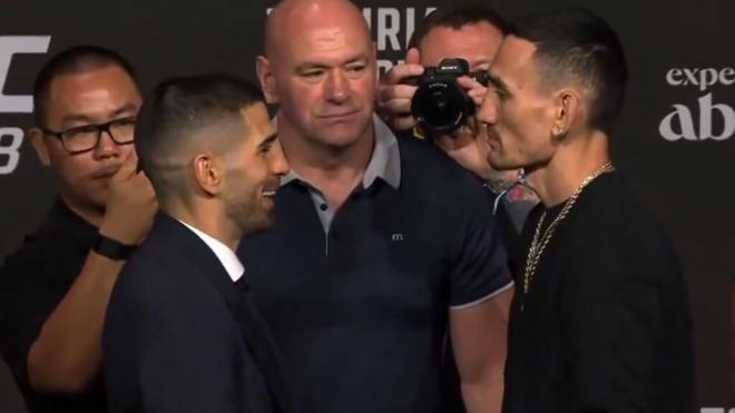 Ilia Topuria se ríe en la cara de Max Holloway en el careo pre combate (Foto: UFC).