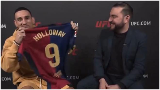 Max Holloway posando con la camiseta del Barça (X: @Home_of_Fight)