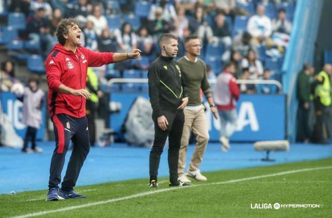 Imanol Idiakez da instrucciones durante el Dépor - Eldense (Foto: LALIGA).