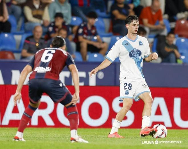 Charlie Patiño controla un balón en el Levante - Dépor (Foto: LALIGA).