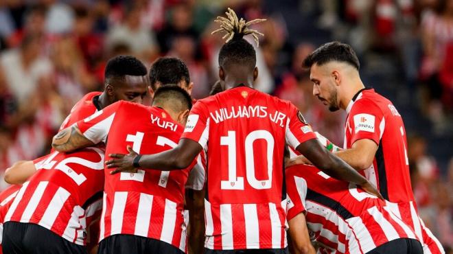 Piña de los jugadores del Athletic en el duelo europeo ante el Slavia de Praga en San Mamés (Foto: Athletic Club).