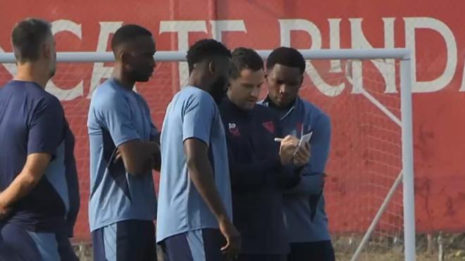 La charla previa al entrenamiento con Idumbo, Iheanacho y Lukebakio.