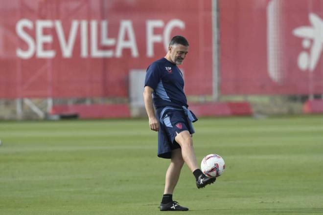 García Pimienta, durante un entrenamiento del Sevilla (Foto: Kiko Hurtado).