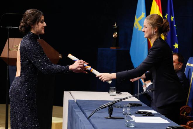 La Princesa Leonor dando el Premio Princesa de Asturias a Carolina Marín (Foto: EFE).