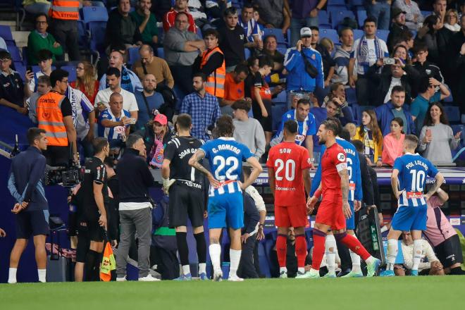 Los jugadores de Sevilla y Espanyol esperando la revisión del VAR (Foto: Cordon Press).