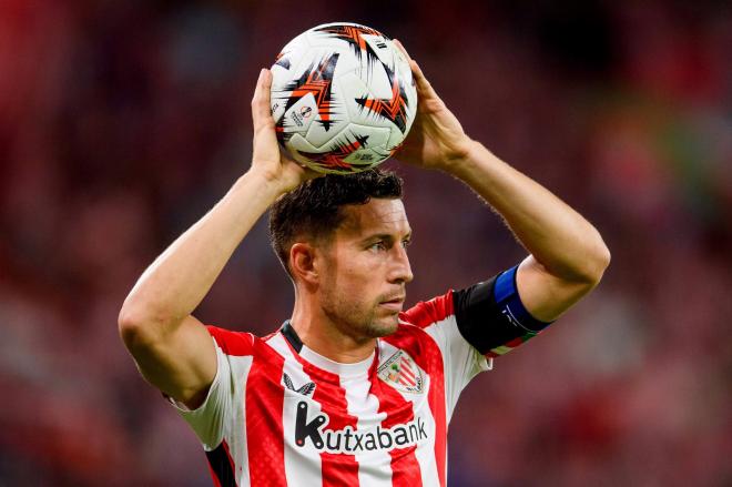 Saque de banda de Oscar de Marcos ante el Slavia en San Mamés (Foto: Athletic Club).