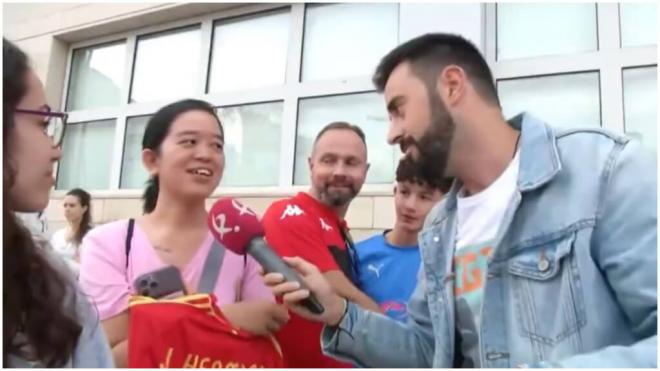 La aficionada que viajó de Alemania a Almendralejo para ver a Jenni Hermoso (foto: Conexión extremadura).